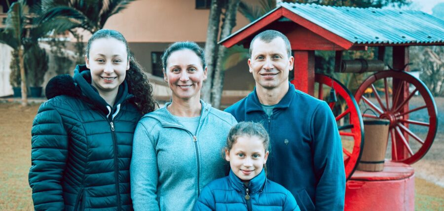 A família Munaro, de Nova Itaberaba, no Oeste catarinense; produção de suínos da propriedade está ligada a duas cooperativas da região