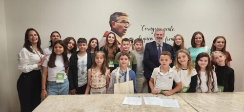 Padre Pedro atende vereadores mirins que querem melhorias em escola no Oeste