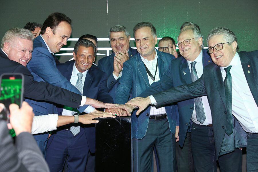 Deputados acionam a maior usina de energia solar instalada em telhado em SC, durante a edição do Alesc Itinerante em BC