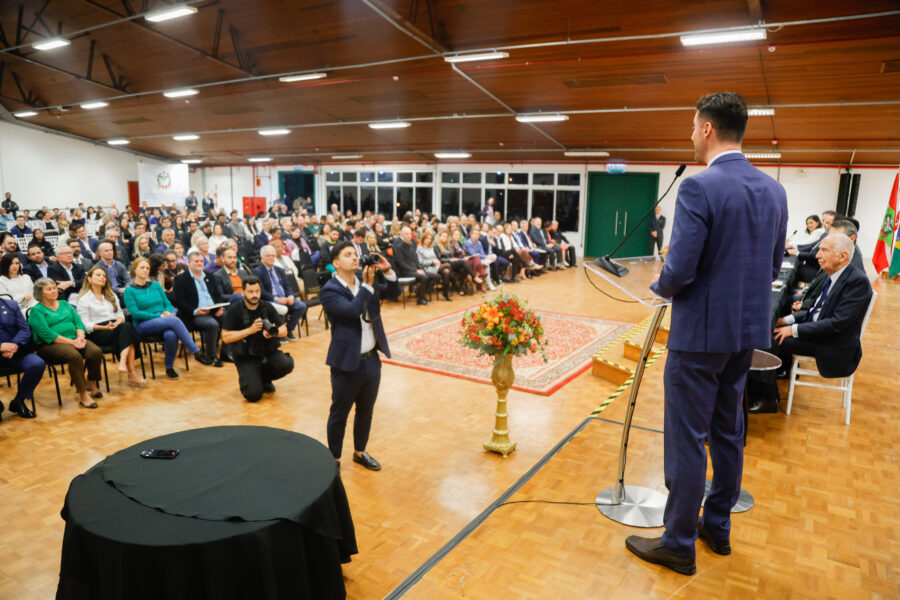 A solenidade foi acompanhada por lideranças políticas, representantes de órgãos e poderes públicos, professores e alunos da instituição.