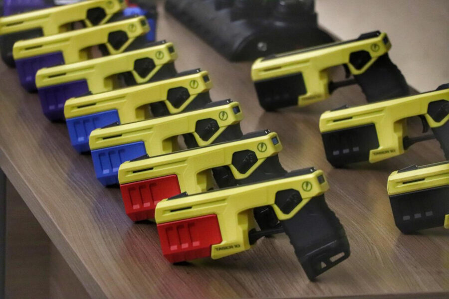 Entre os projetos, está o que regulamenta o uso de armas de choque (tesar) por mulheres. FOTO: Ricardo Almeida/Sesp-PR