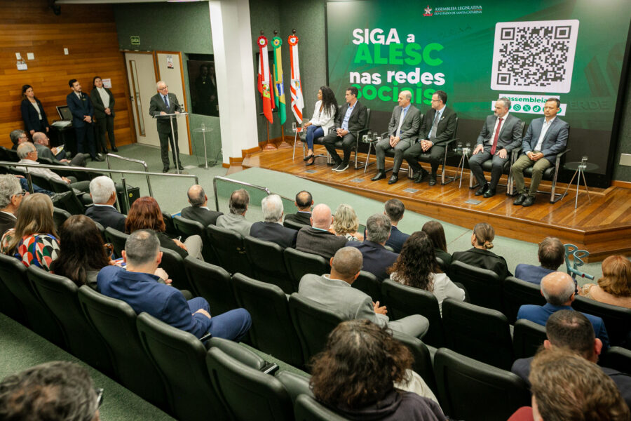 A solenidade aconteceu no Plenarinho Deputado Paulo Stuart Wright.