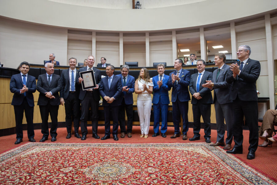 Acompanhado de conselheiros do TCE e de deputados, presidente do tribunal recebe homenagem pelos 70 anos do órgão