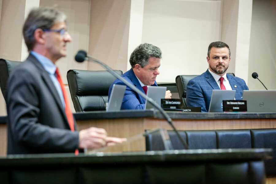 Deputados Neodi Saretta, Ivan Naatz e Lucas Neves, durante a sessão desta quarta (5)