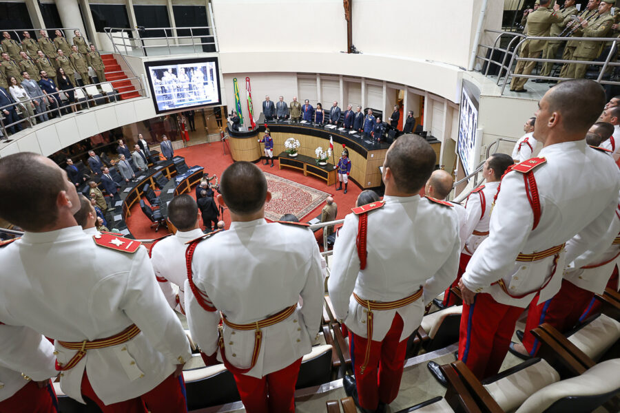 A sessão aconteceu no Plenário da Assembleia Legislativa.