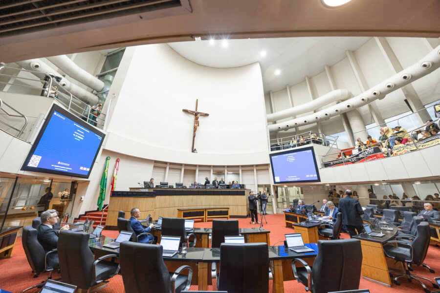 Plenário da Alesc, durante a votação dos projetos, na tarde desta quarta-feira (12)