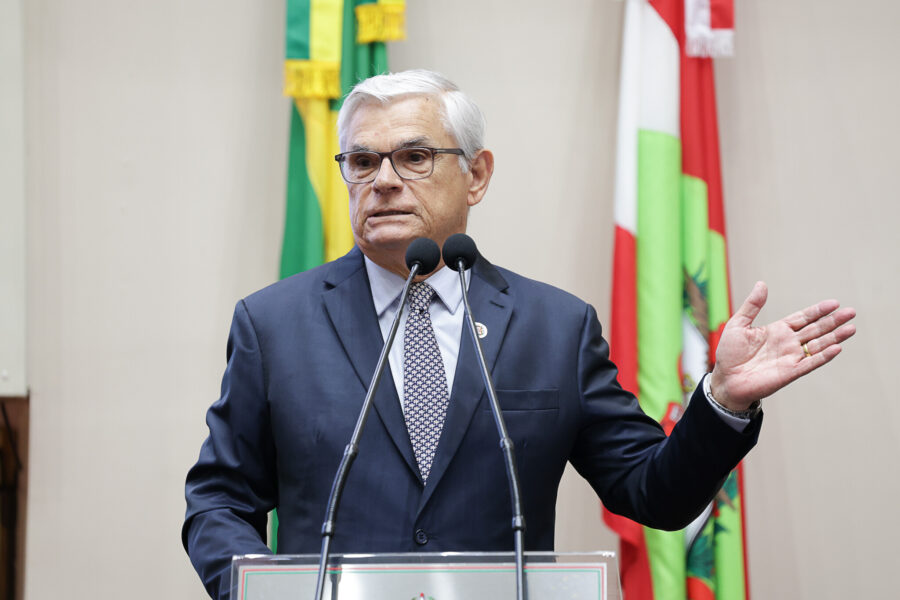 - Eduardo Pinho Moreira - Ex. Governador de Santa Catarina