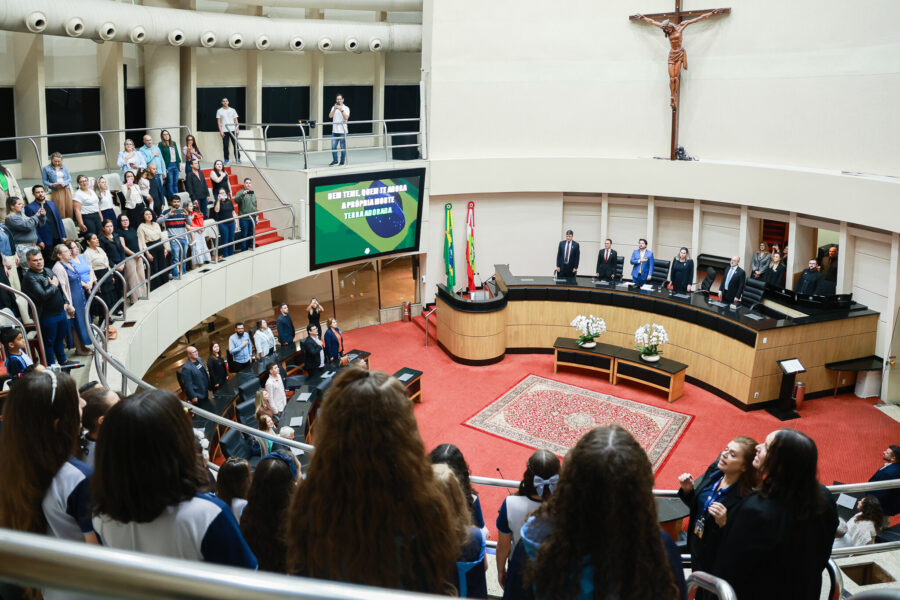 A solenidade aconteceu no Plenário da Assembleia Legislativa.