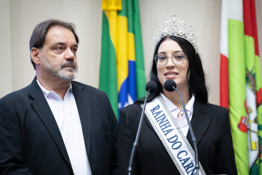 Presidente da Liesjho, Ricardo José Nodari, e a rainha do carnaval de Joaçaba, Isabeli Silva da Rosa