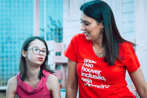 - Juliana Vinhas - Jornalista e Escritora