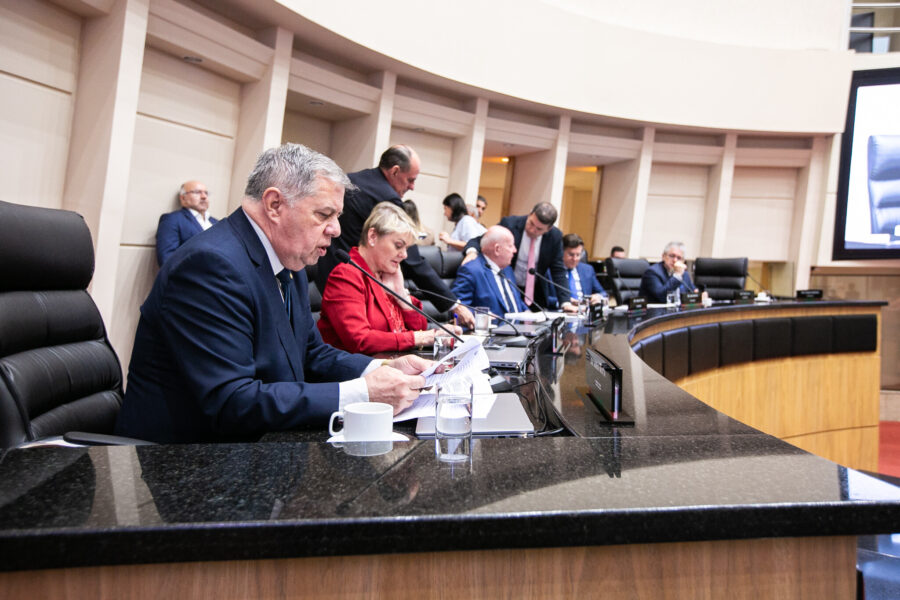 A reunião da Comissão de Finanças aconteceu no Plenário da Assembleia Legislativa.