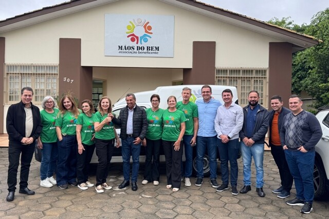 Minotto participa da entrega de veículo para Associação Mãos do Bem, de Morro da Fumaça.