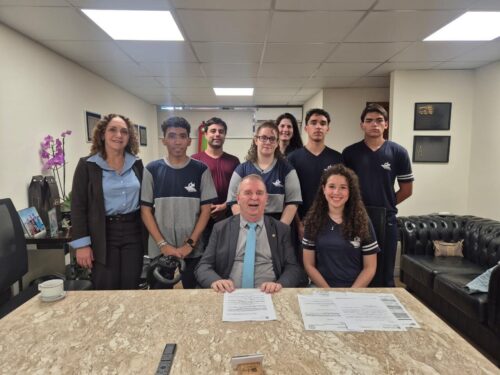 Estudantes do Parlamento Jovem visitam Alesc e conhecem trajetória de Maurício Eskudlark