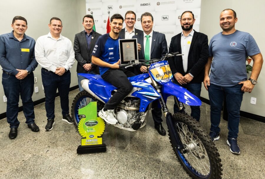Piloto fumacense recebe homenagem na Assembleia Legislativa