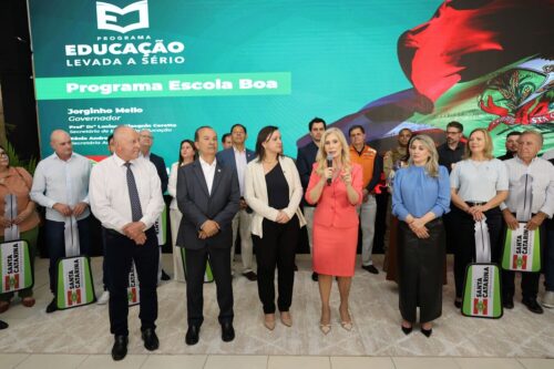 Ao lado do governador, Oscar Gutz participa da entrega de novos ônibus escolares
