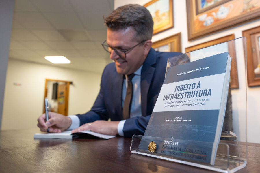 O lançamento da obra aconteceu na Assembleia Legislativa.