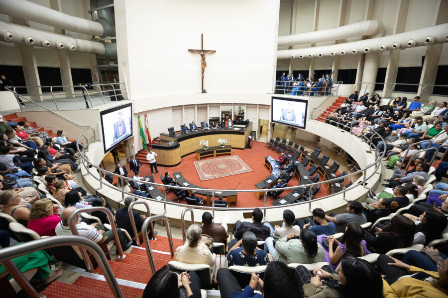 A solenidade aconteceu no Plenário da Assembleia Legislativa.