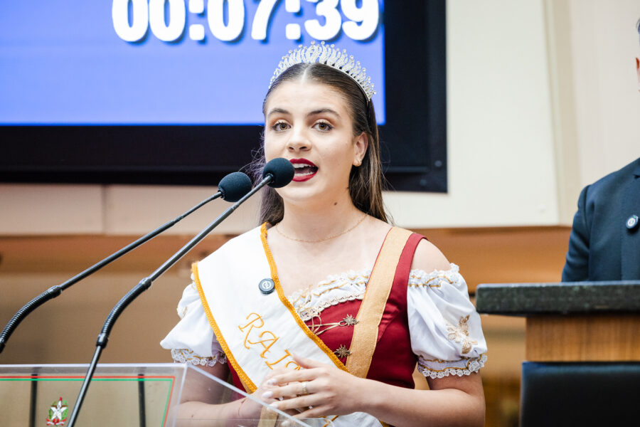 - Milena Vitoria batisti - rainha do 112º Kerb de Piratuba.