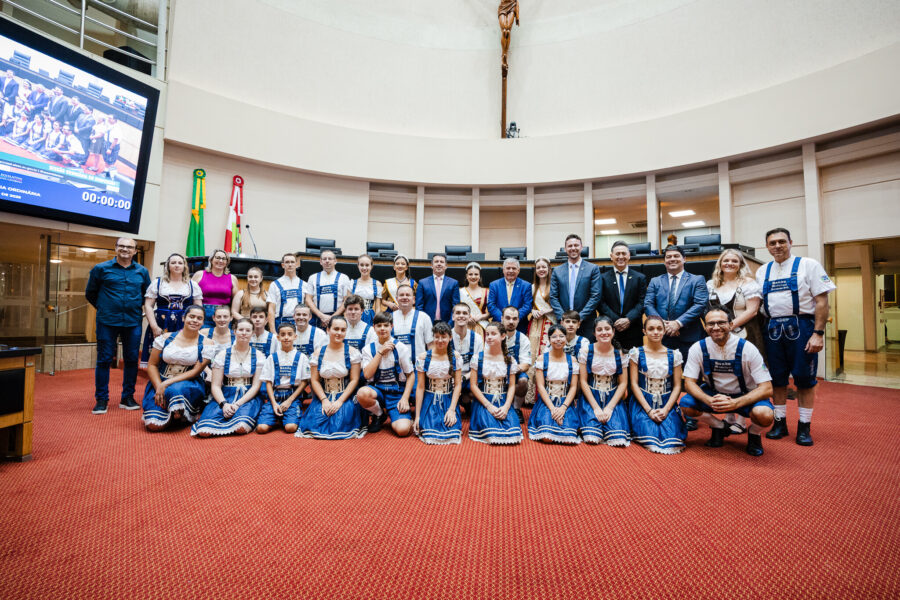 Parlamentares e a comitiva de Piratuba
