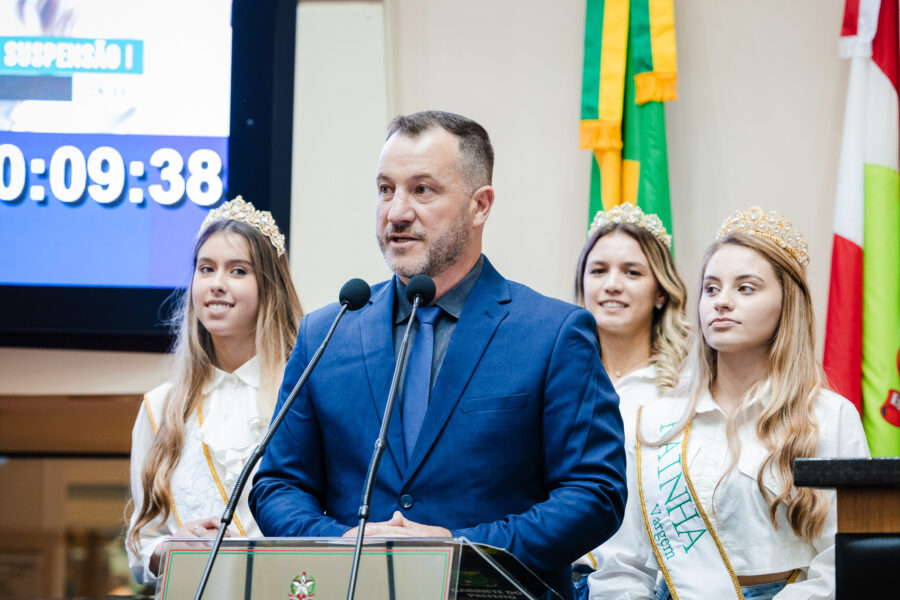 Prefeito de Vargem, Nelson Gasperim Júnior, e a corte da 5ª Expo Vargem