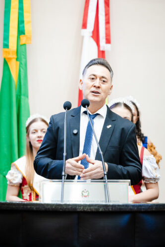 - VANDERLEI WEBER - Prefeito de Piratuba