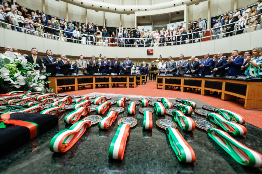 Sessão solene na noite desta segunda (8) marcou a entrega da Comenda do Legislativo Catarinense 2025