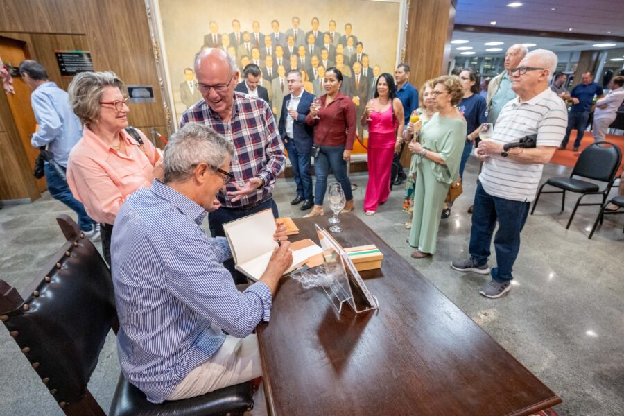 O ato de lançamento contou com uma sessão de autógrafos.