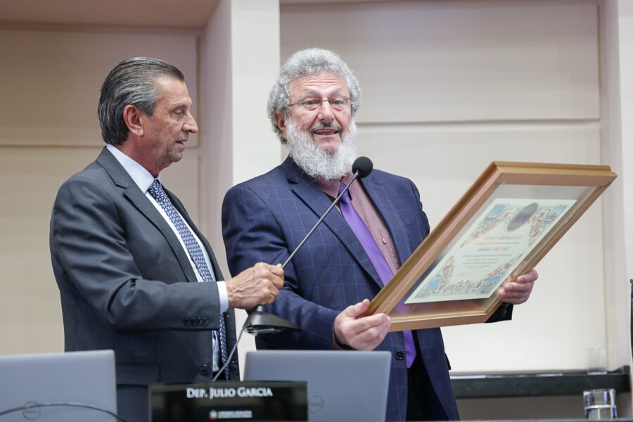 Padre Pedro recebe bênção do Papa