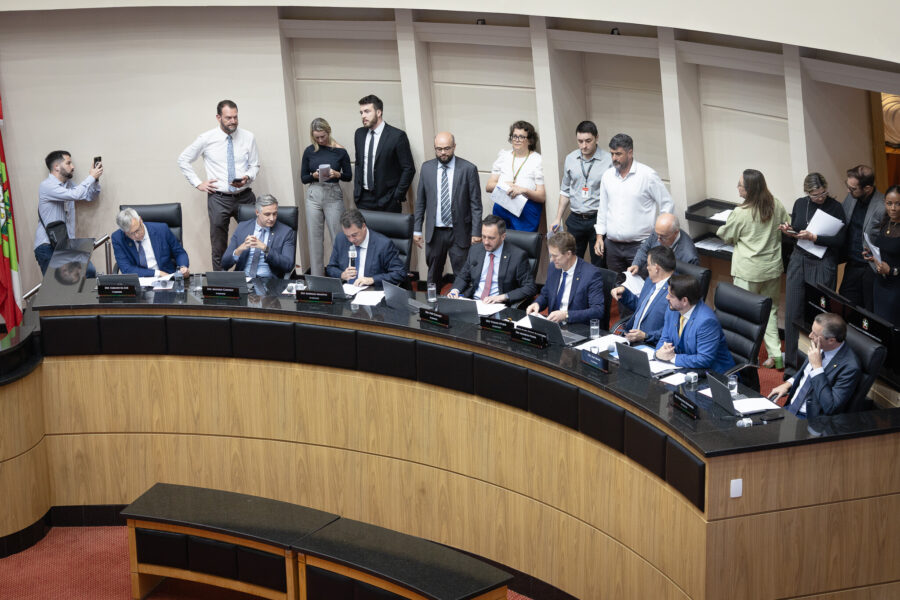 CCJ aprova matérias de origem parlamentar e mantém reunião aberta