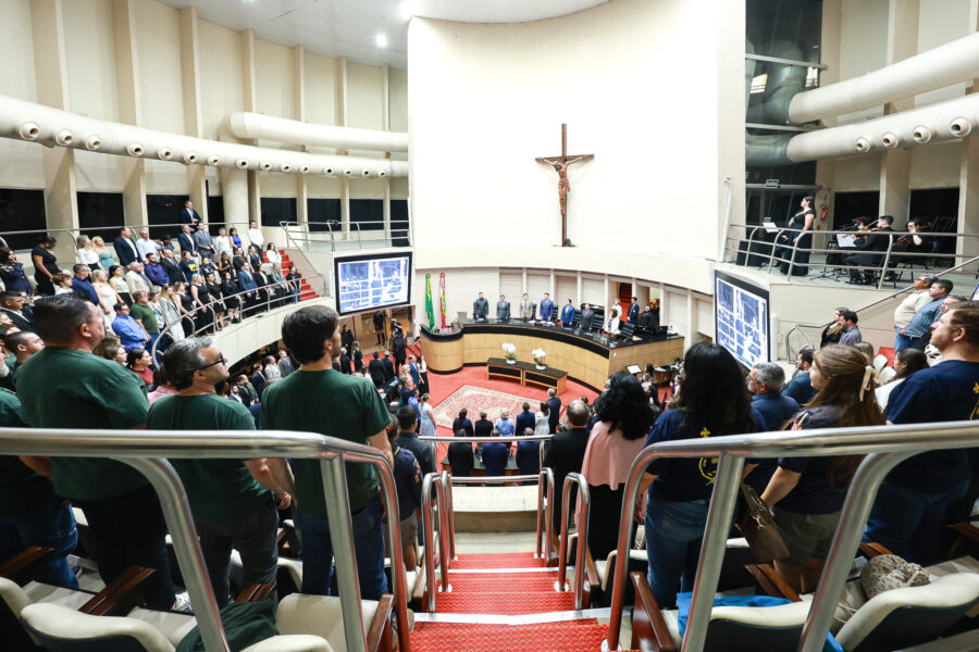 Sessão especial foi realizada na noite desta quarta (10); 105 organizações foram certificadas