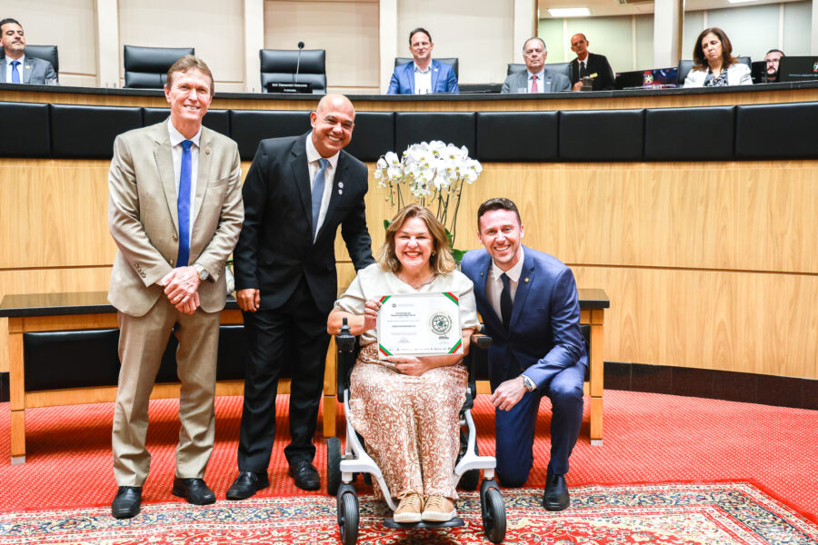 Krelling entrega certificados de Responsabilidade Social e encerra atividades da Alesc 2025