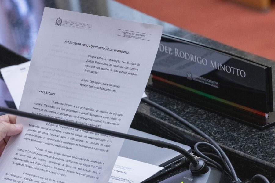 A reunião da comissão aconteceu no Plenário da Assembleia Legislativa.