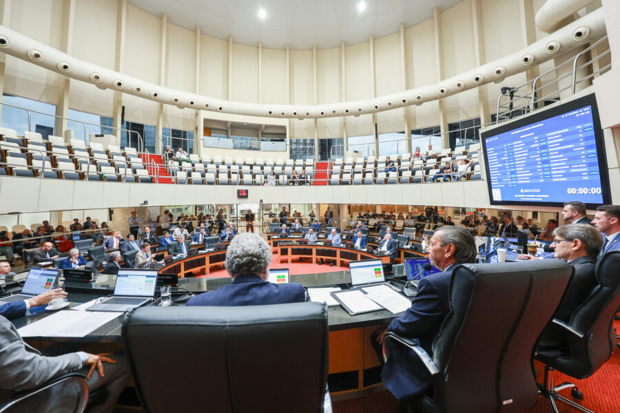 Sessão ordinária da Alesc; ao longo de 2025, foram aprovadas 576 proposições legislativas
