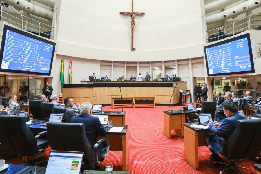 Plenário da Alesc, na tarde desta quarta (10); deputados aprovaram projetos do Executivo em várias áreas