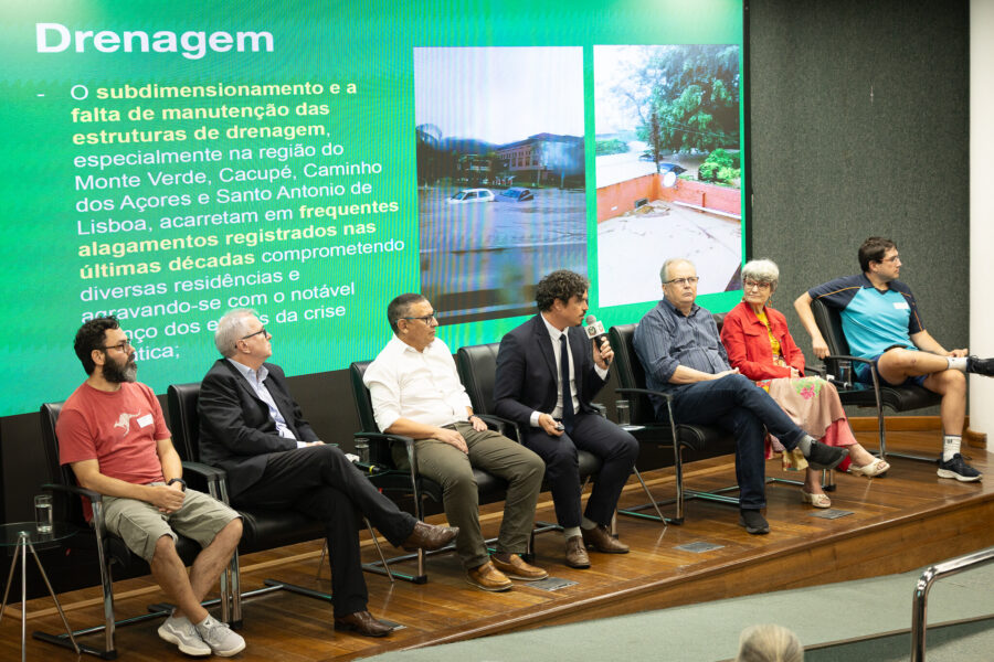 Mesa de debatedores.