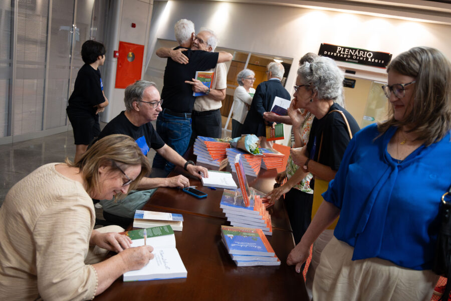 Os coautores, Leonete Luzia Schmidt e Valério Alécio Turnes, assinam a obra.