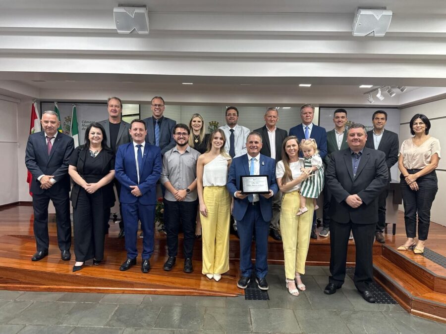 A homenagem foi entregue durante sessão solene na Câmara de Vereadores.