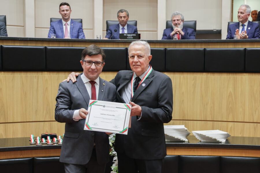 Andrônico Pereira Filho recebe Comenda do Mérito Legislativo