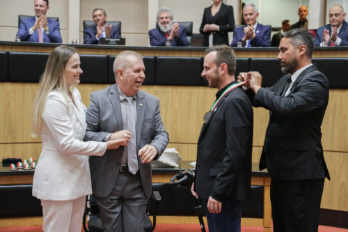Eskudlark homenageia Odir Francisco Sete com a Comenda do Legislativo Catarinense