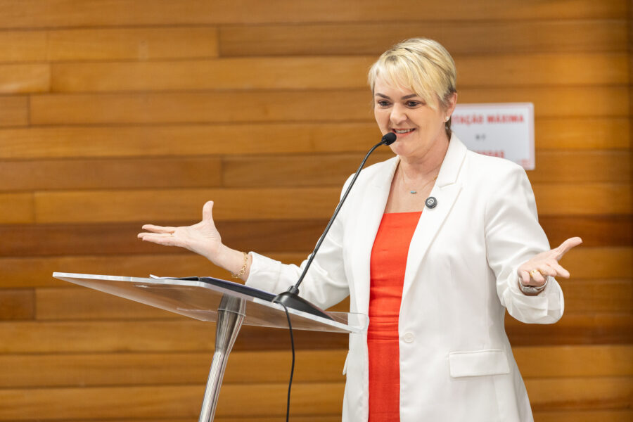 Luciane acompanha com expectativa julgamento do piso do magistério no STF