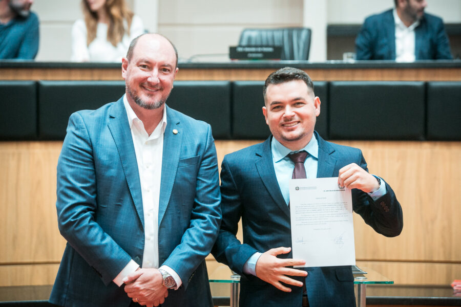 O presidente da Alesc à época, deputado Mauro De Nadal, e o servidor Ivanildo Lima