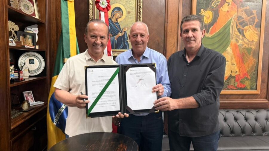 Governador Jorginho Mello e o deputado Oscar Gutz, durante a sanção da lei. FOTO: Divulgação