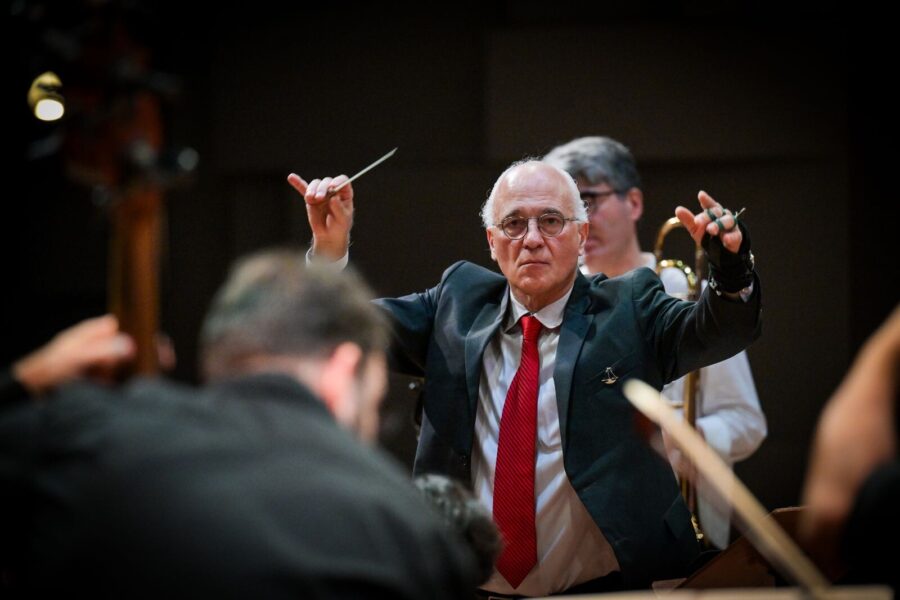 Maestro Alex Klein, que será homenageado na noite desta segunda-feira (19). FOTO: Diego Redel/Femusc