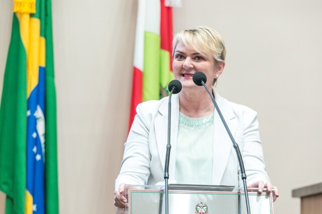 Deputada Luciane Carminatti.