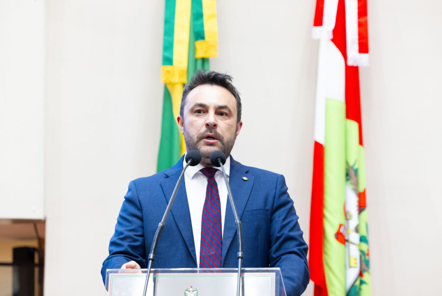 Deputado Marcius Machado.