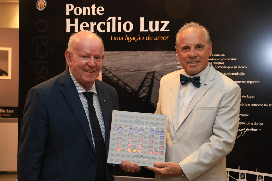 Deputado Marcos Vieira e Joel Pacheco, autor do livro “Ponte Hercílio Luz – Uma Ligação de Amor”.