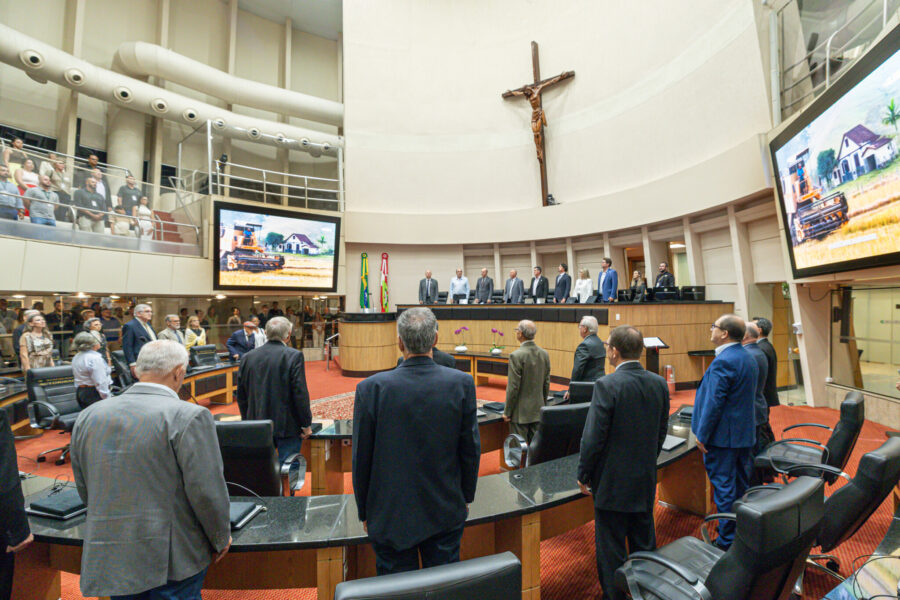 A solenidade aconteceu no Plenário da Alesc.
