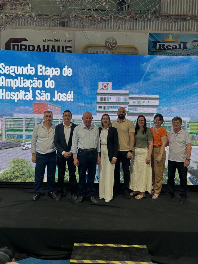 Marcos Vieira com a direção do hospital São José, o secretário de Estado da Saúde, a vice-prefeita e vereadores de Maravilha.