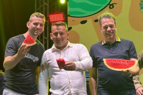 Rodrigo Minotto marca presença na abertura da Festa da Melancia em Jaguaruna