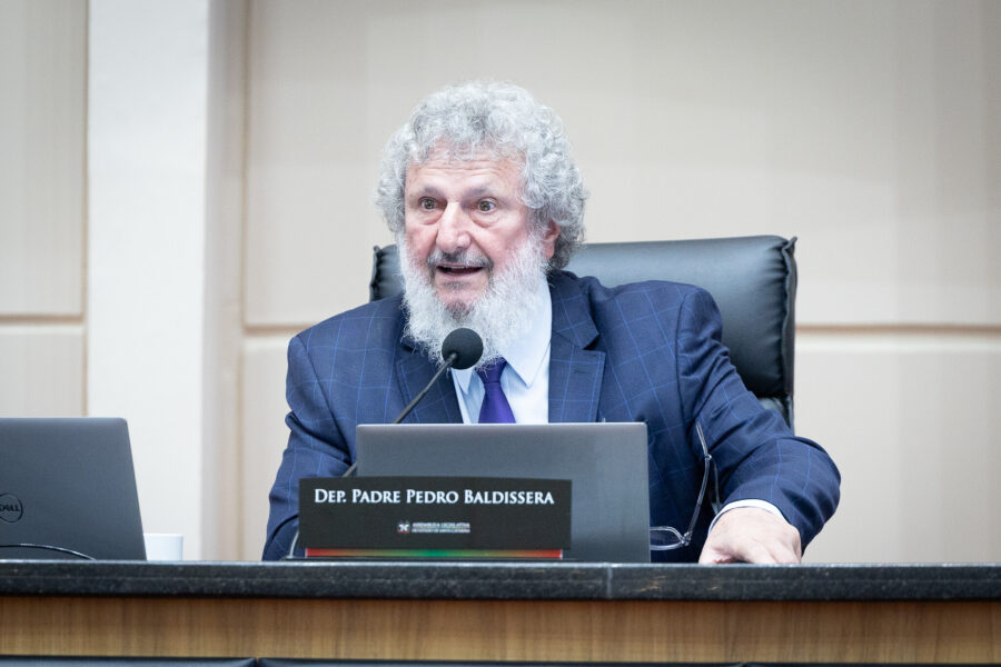 Deputado Padre Pedro, que é sacerdote da Arquidiocese de Chapecó, preside nesta segunda-feira sessão da Alesc que celebra a Campanha da Fraternidade d